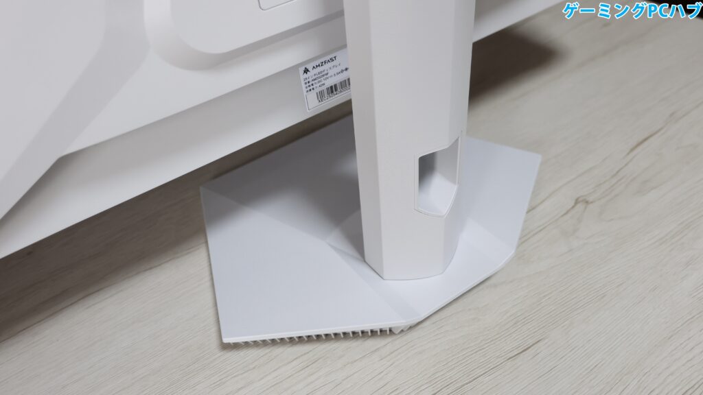 スタンドにはケーブルを通すことができるホール