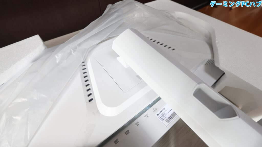 背面のVESA規格に対応したスペースにスタンドをロック