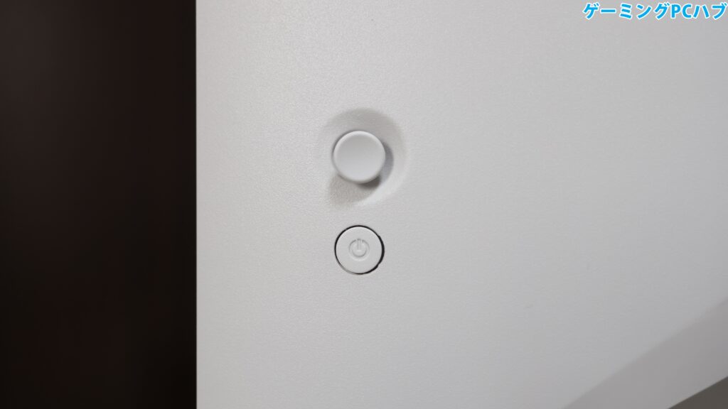 上部にジョイスティックコントローラー、下部に電源ボタンが配置