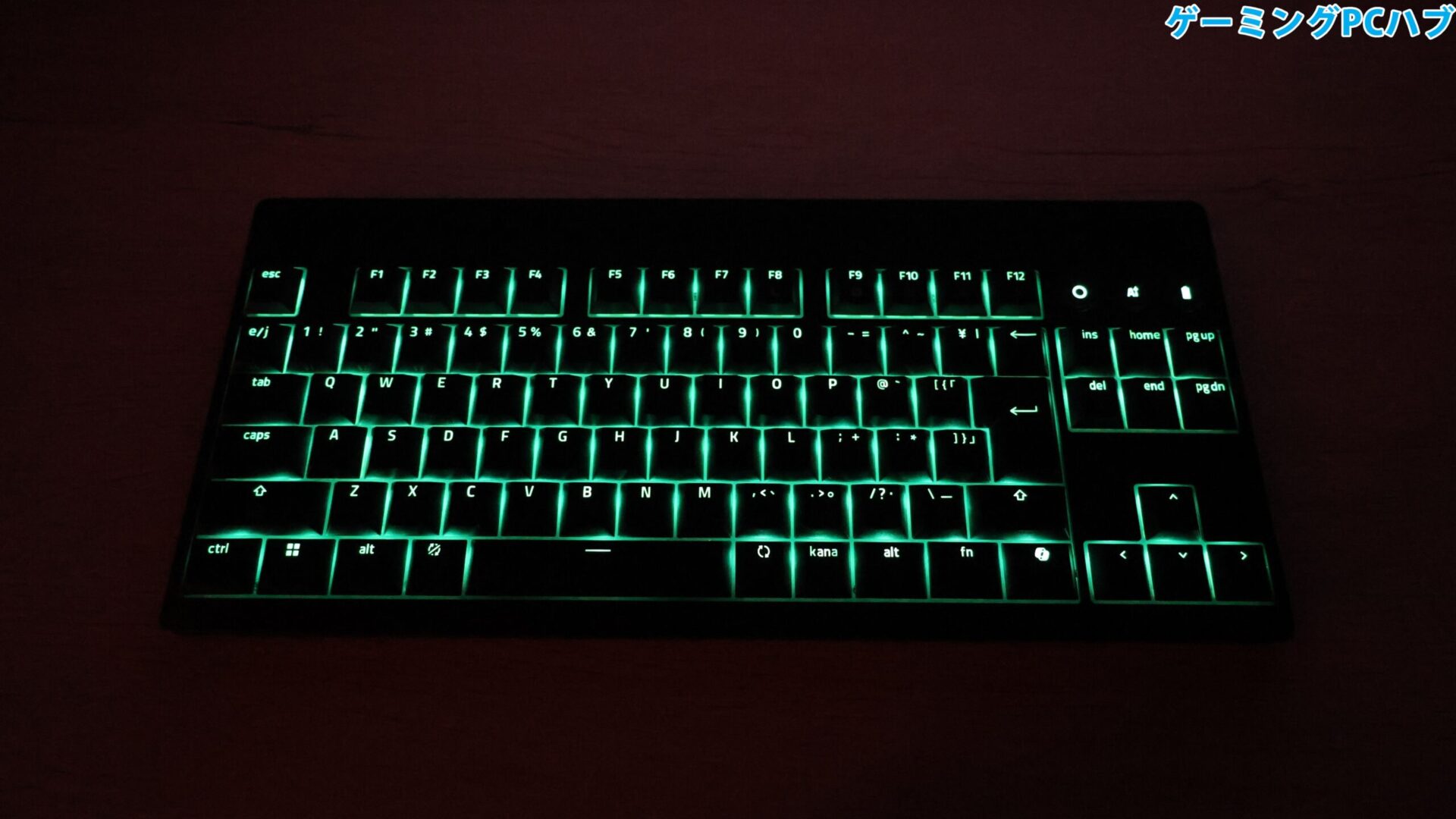 半透明のキーキャップから綺麗に光が漏れ出ている