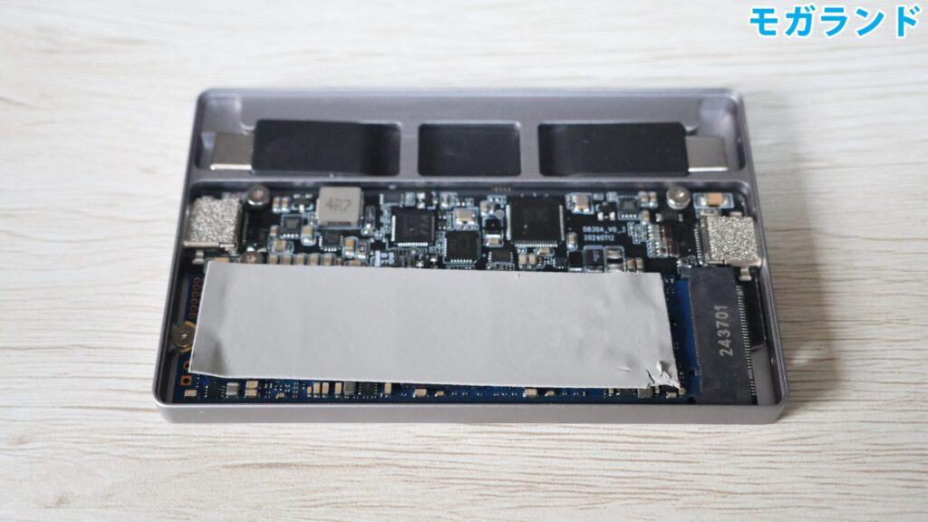 SSDの上に熱伝導シートを貼る