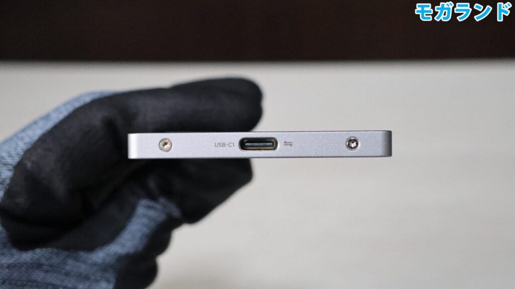 側面のネジ2本を付属のドライバーで外す