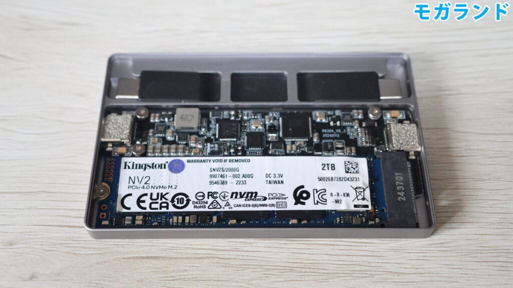 SSDを装着し、ネジで固定