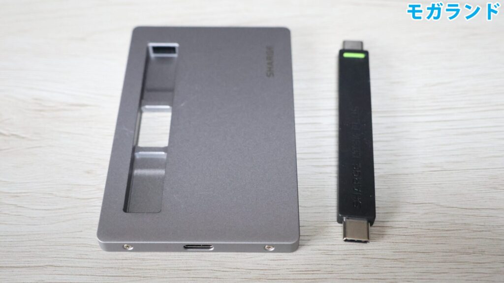 本体にはUSBケーブルが収納