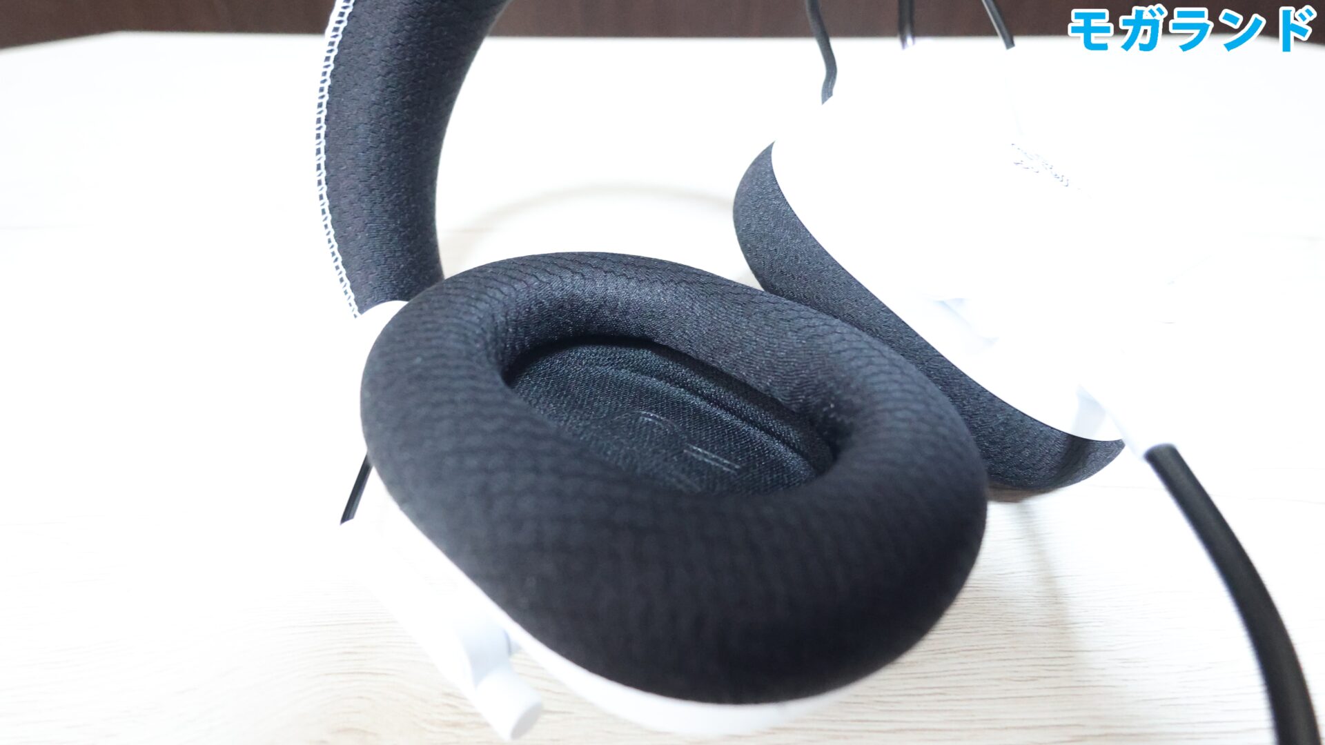 イヤーパッドの深さは約1.4cm