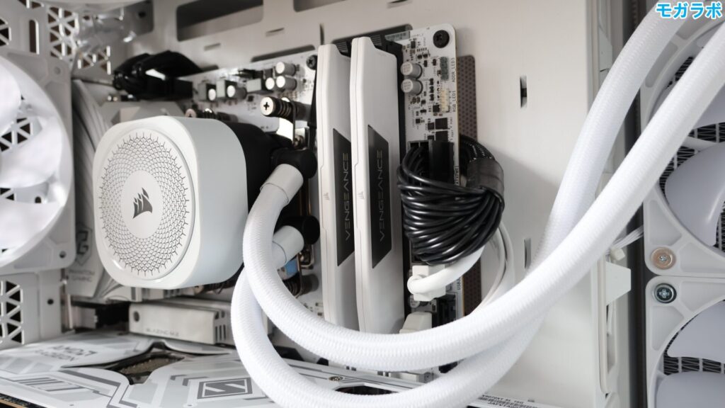 メモリはCorsairのVENGEANCEシリーズ