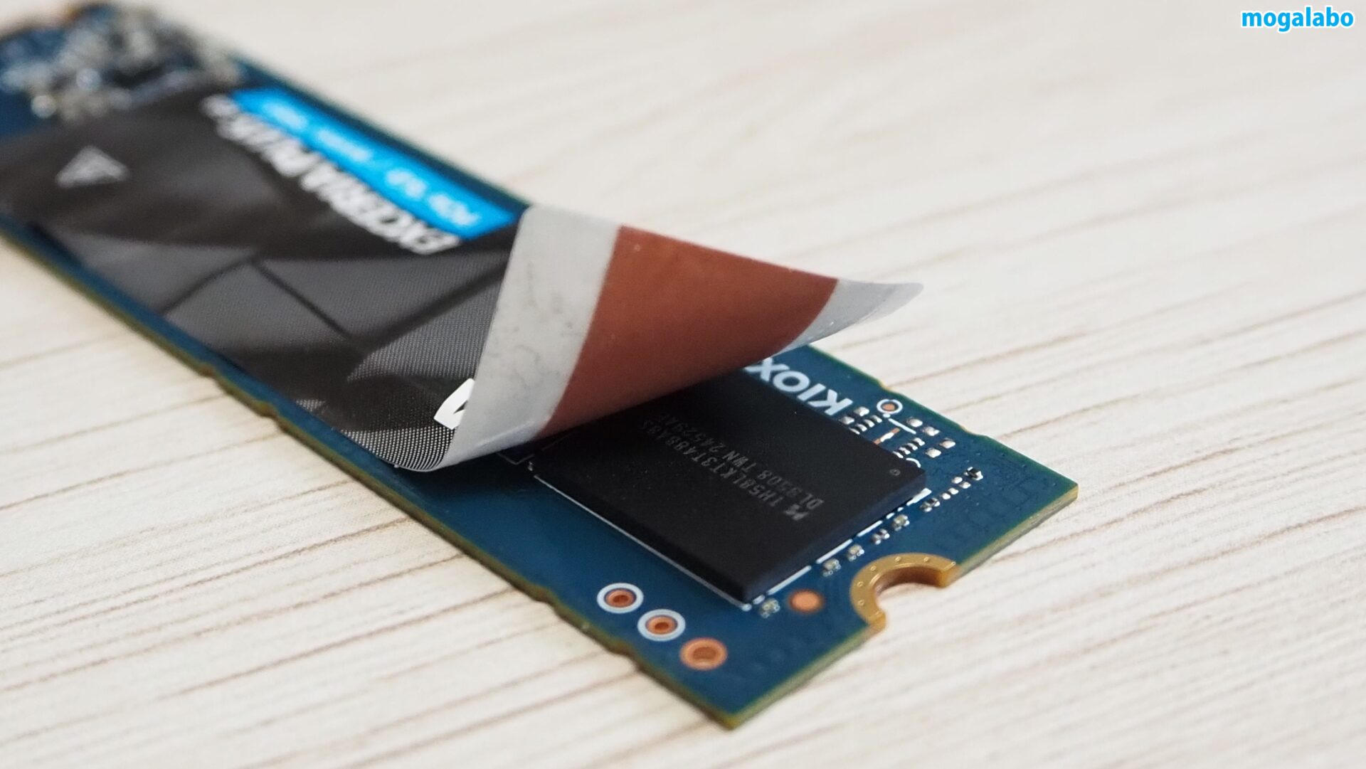 表面のラベルにはヒートスプレッダーが内蔵