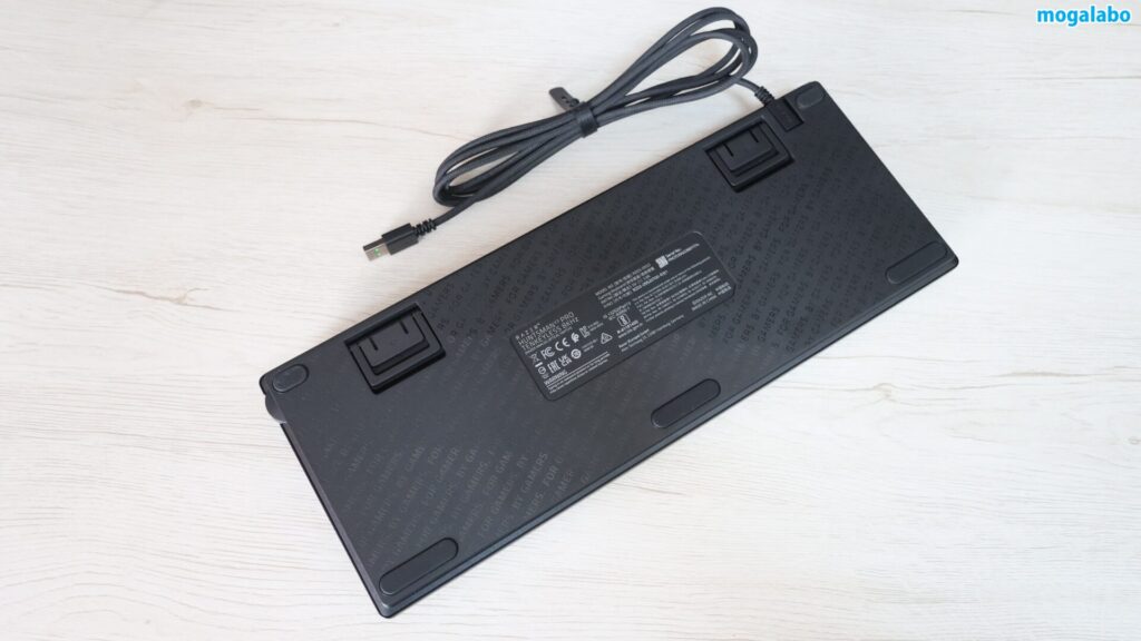 底面はプラスチック感のある仕上がり