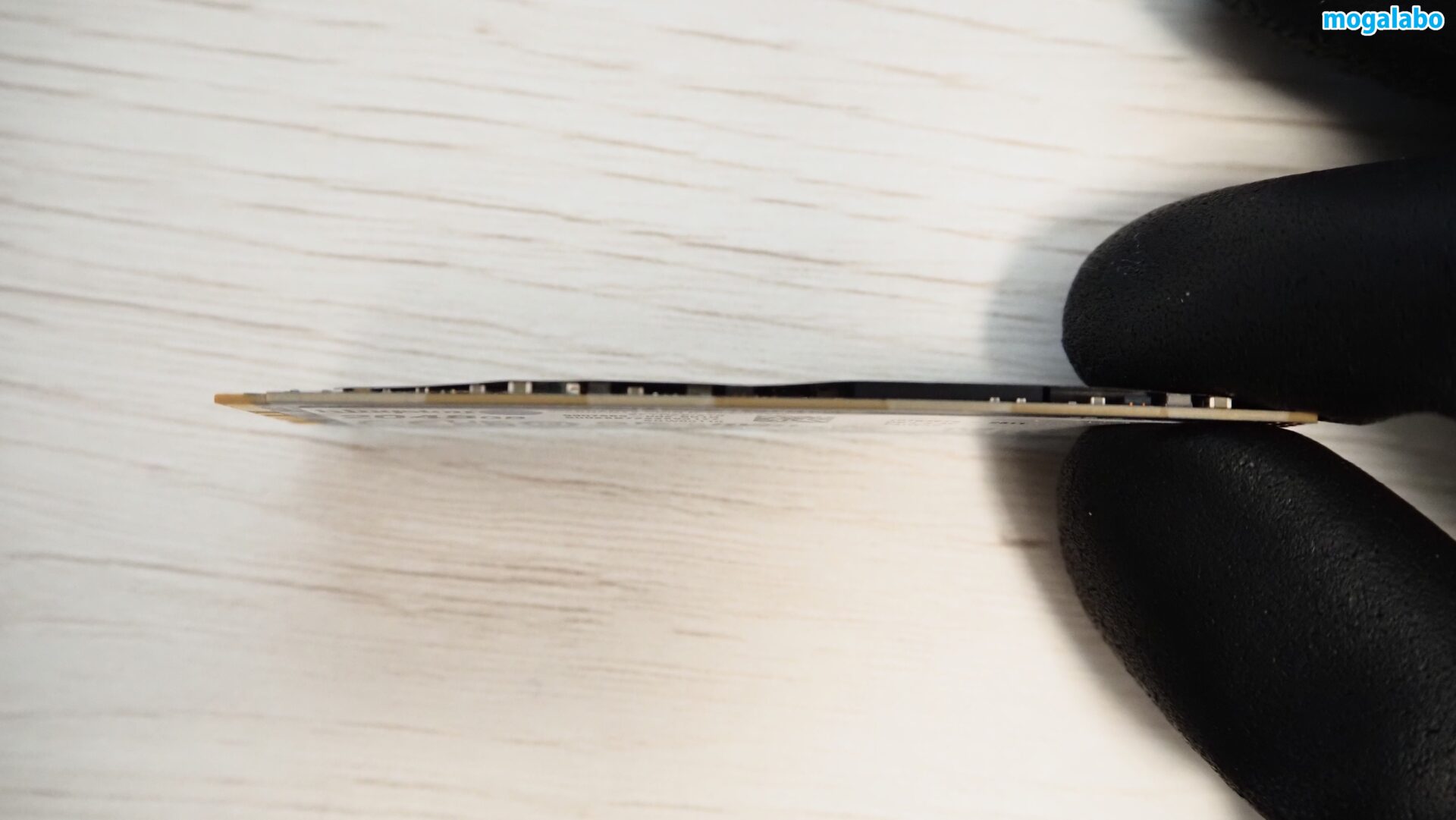 片面実装タイプなので薄い