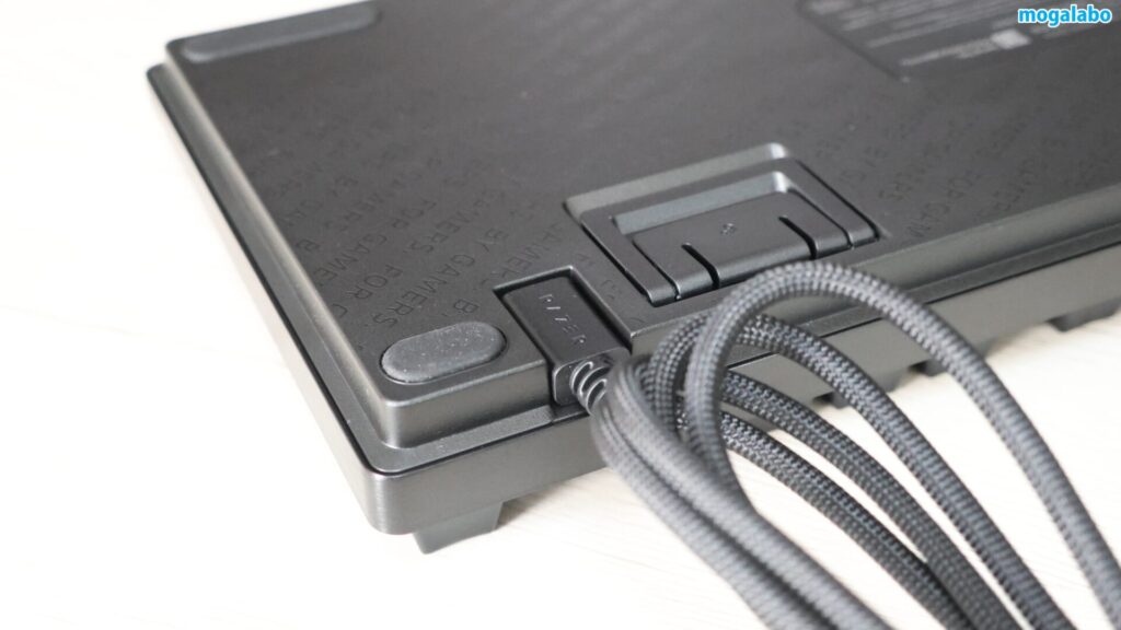 USB-Type-Cポート背面の端に配置