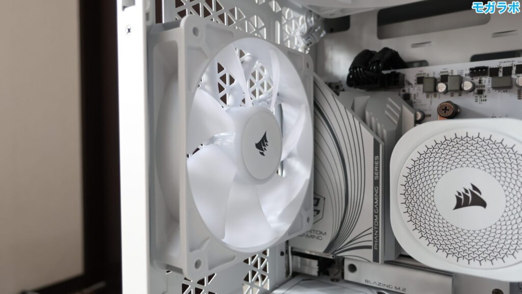 CORSAIR RS120 ARGBが1基搭載