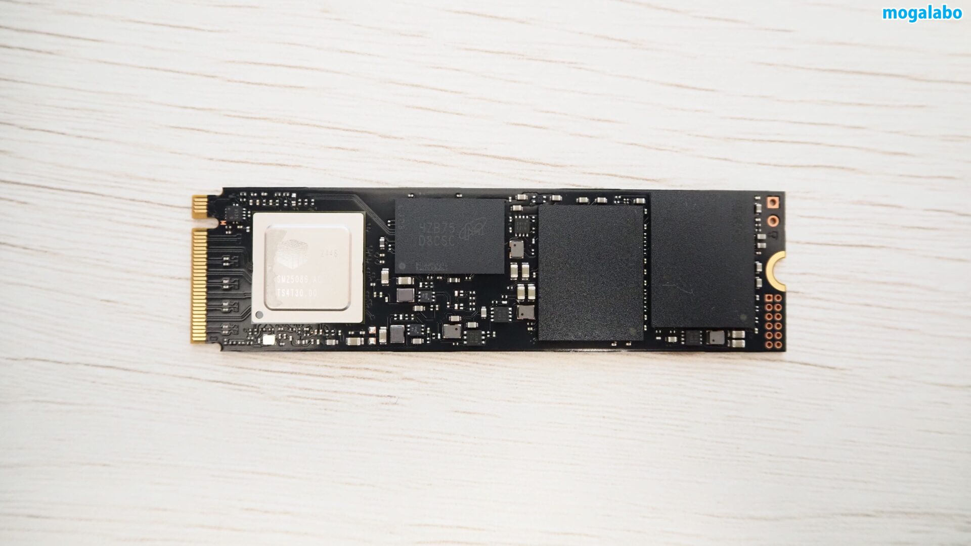 シールを取り外すと、内部のチップを直接確認