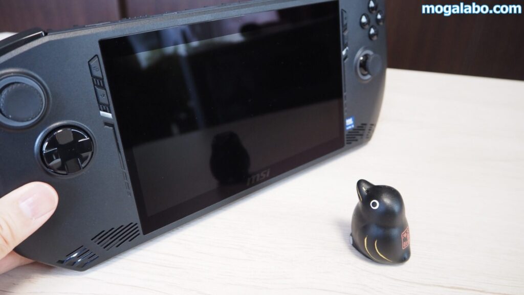 光沢液晶なので映り込みがある