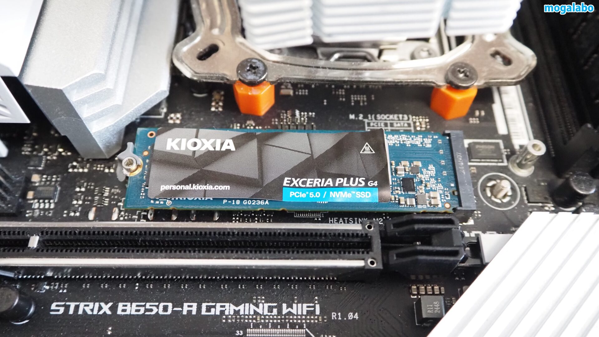 xBENCHで10分連続書き込みをして、SSDの温度を計測