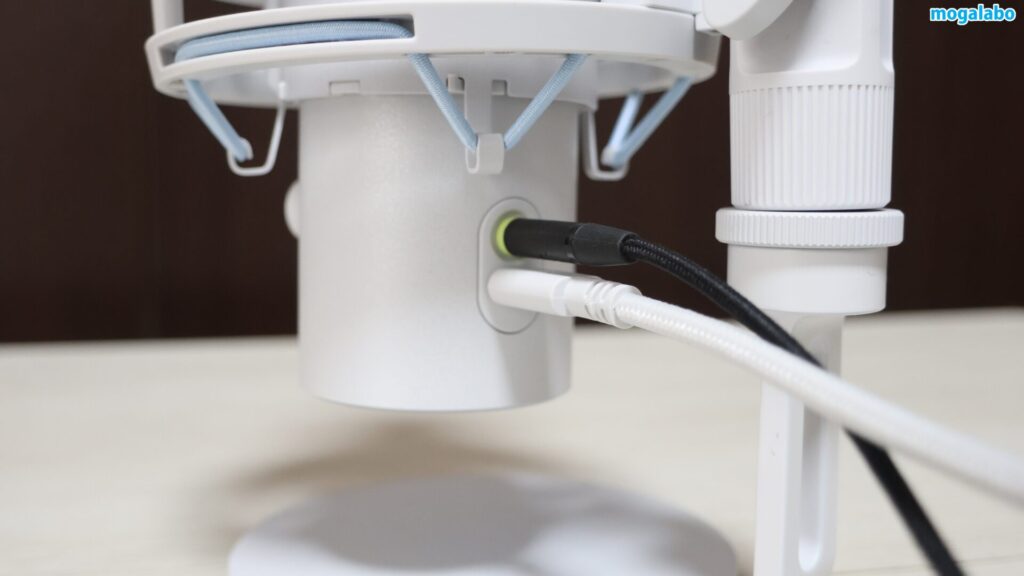 背面にはのUSB Type-Cポートと3.5mmジャックが配置