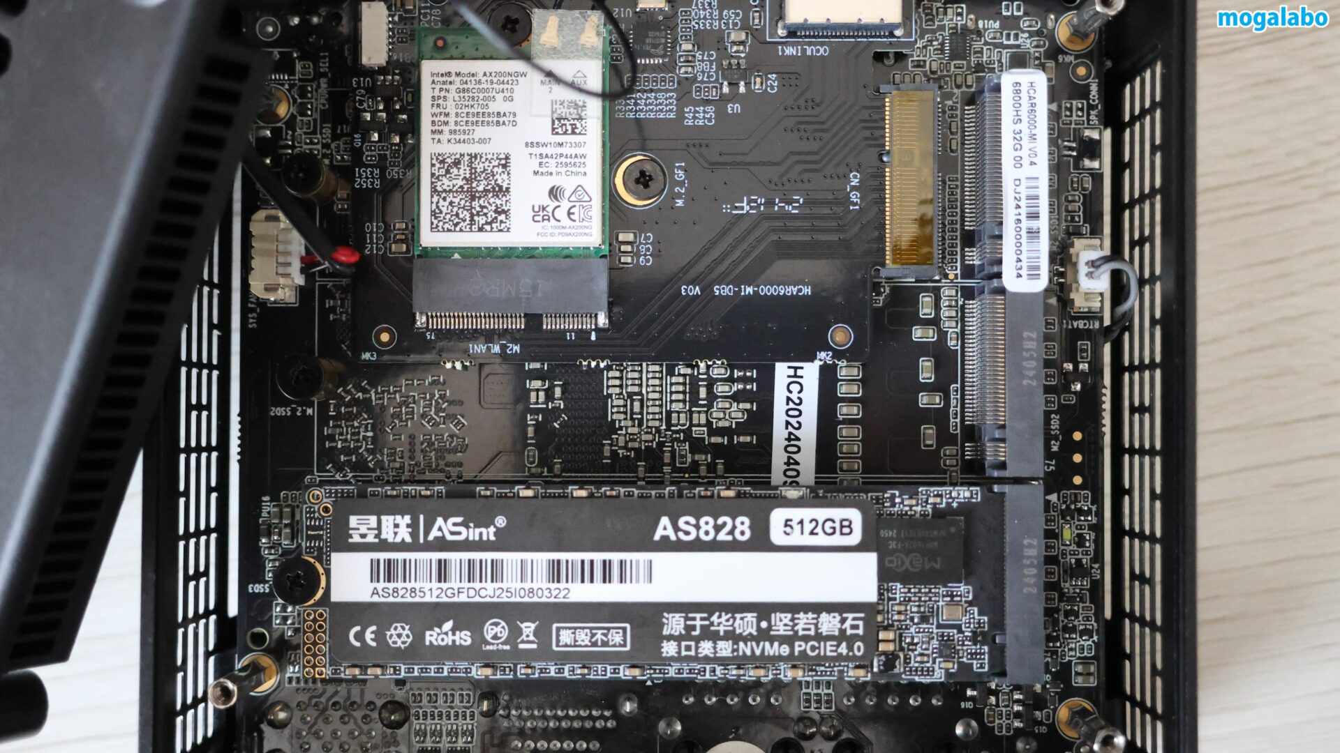 SSDが、Wi-Fiカードがそれぞれ1枚ずつ装着