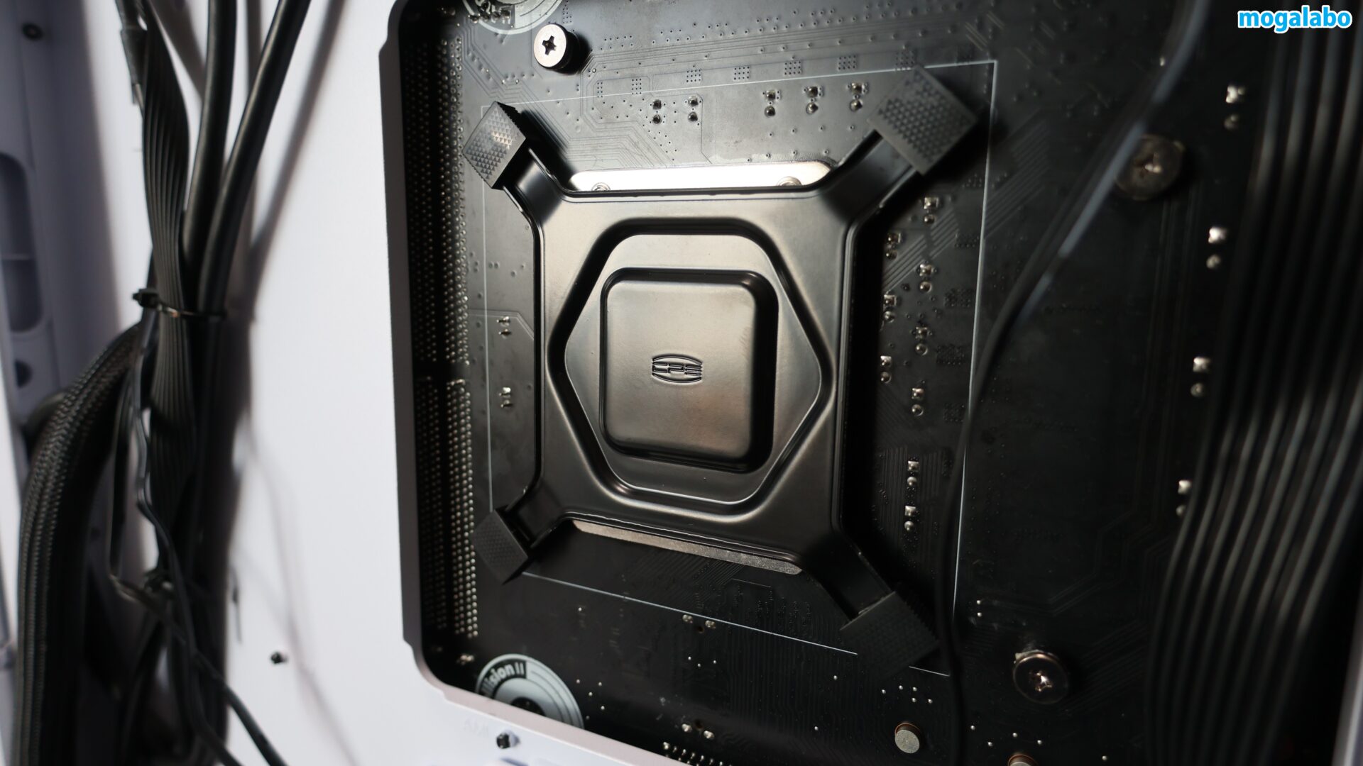 インテル用バックプレートをマザーボードに固定する