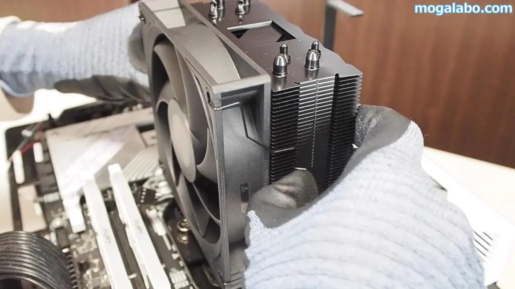 ヒートシンクにファンを取り付ける