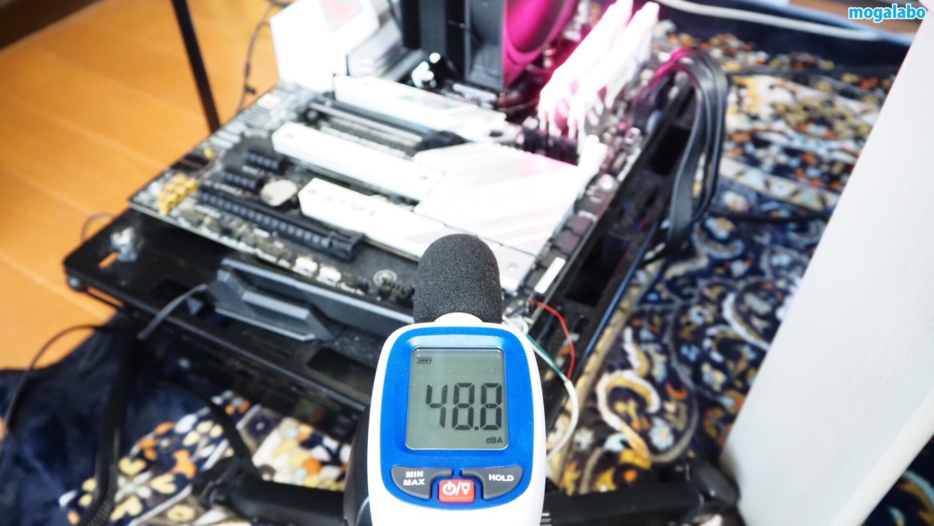 デジタル騒音計（FieldNew FN029A）をCPUクーラーから約20cmの等距離に設置し、動作音の変化を精密にキャプチャ