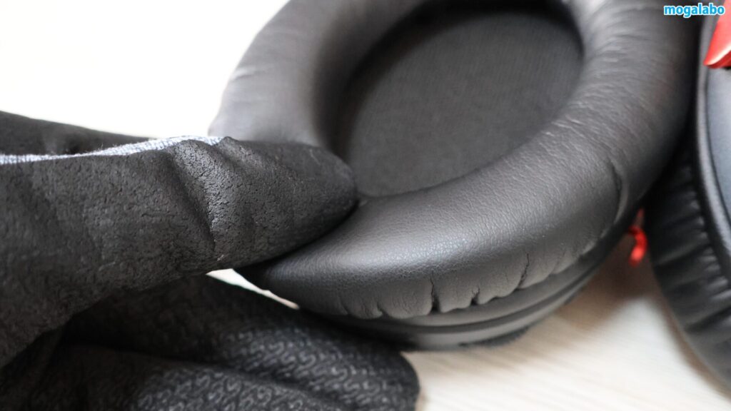 イヤーパッドは低反発クッションと、高級レザーレットで構成