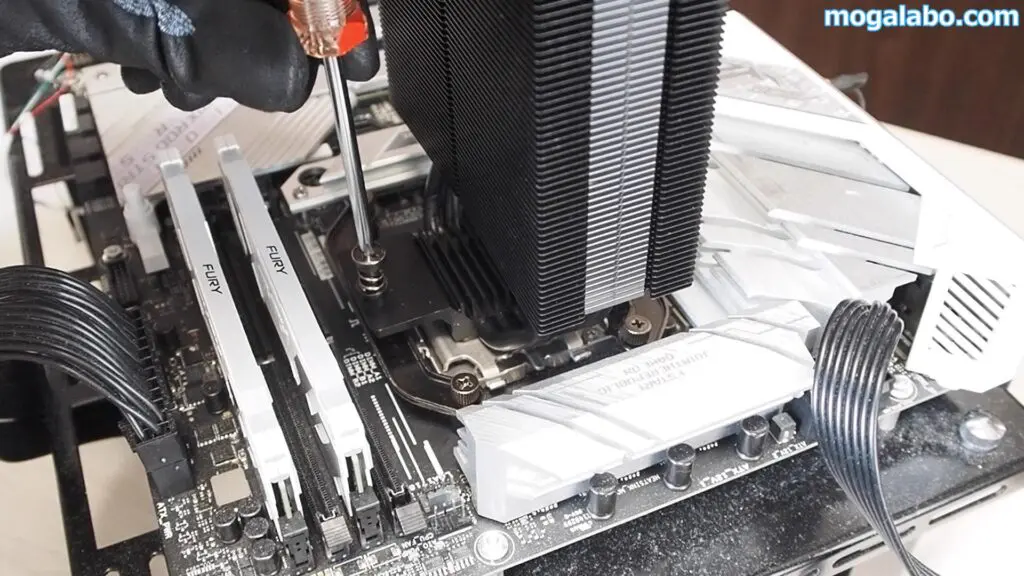 ヒートシンクをブランケットの上にのせて固定