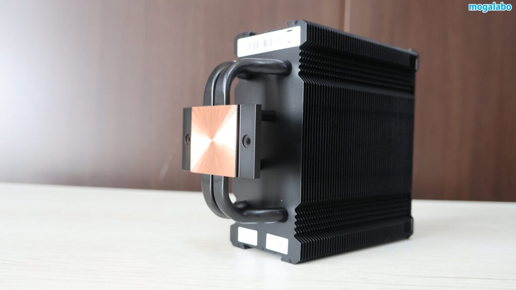 熱はU字型ヒートパイプおよび3DHPヒートパイプを介して放熱フィンへと伝導