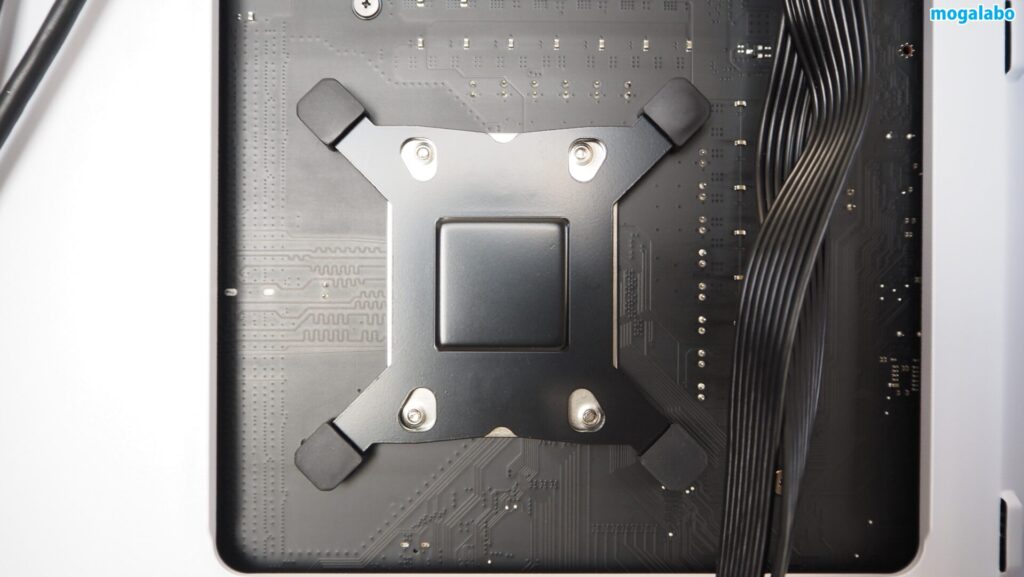 マザーボード背面からバックプレートをはめこむ