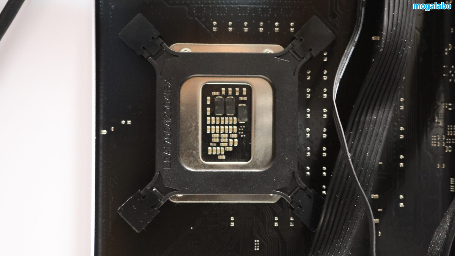 インテル用バックプレートをマザーボードに取り付ける