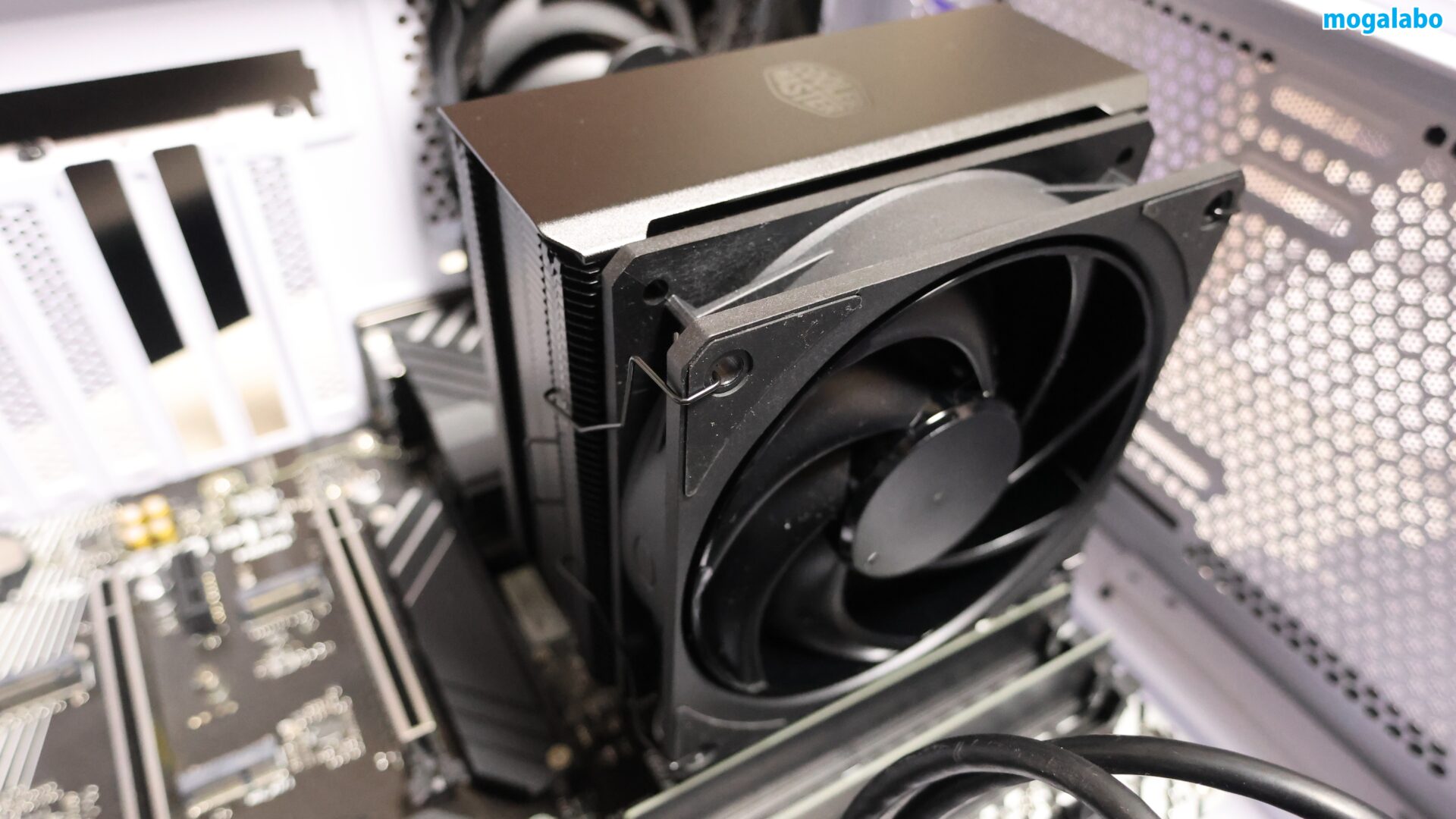 クリップで冷却ファンを固定し、コネクタに接続