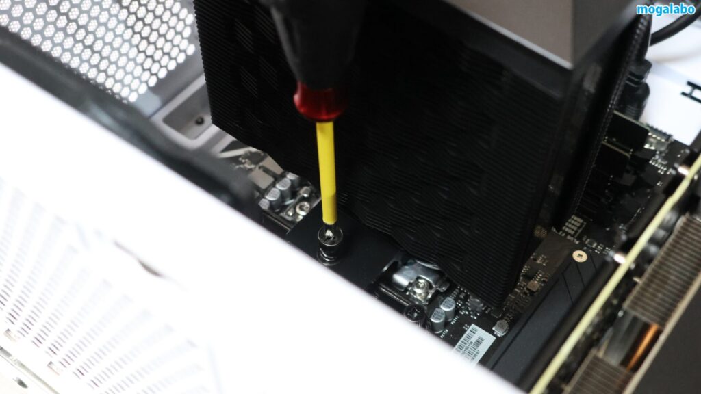 ヒートシンクをネジで固定