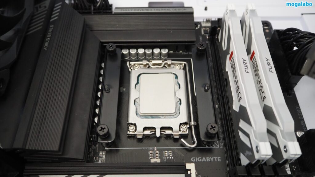 LGA1700用マウンティングプレートをナットで固定