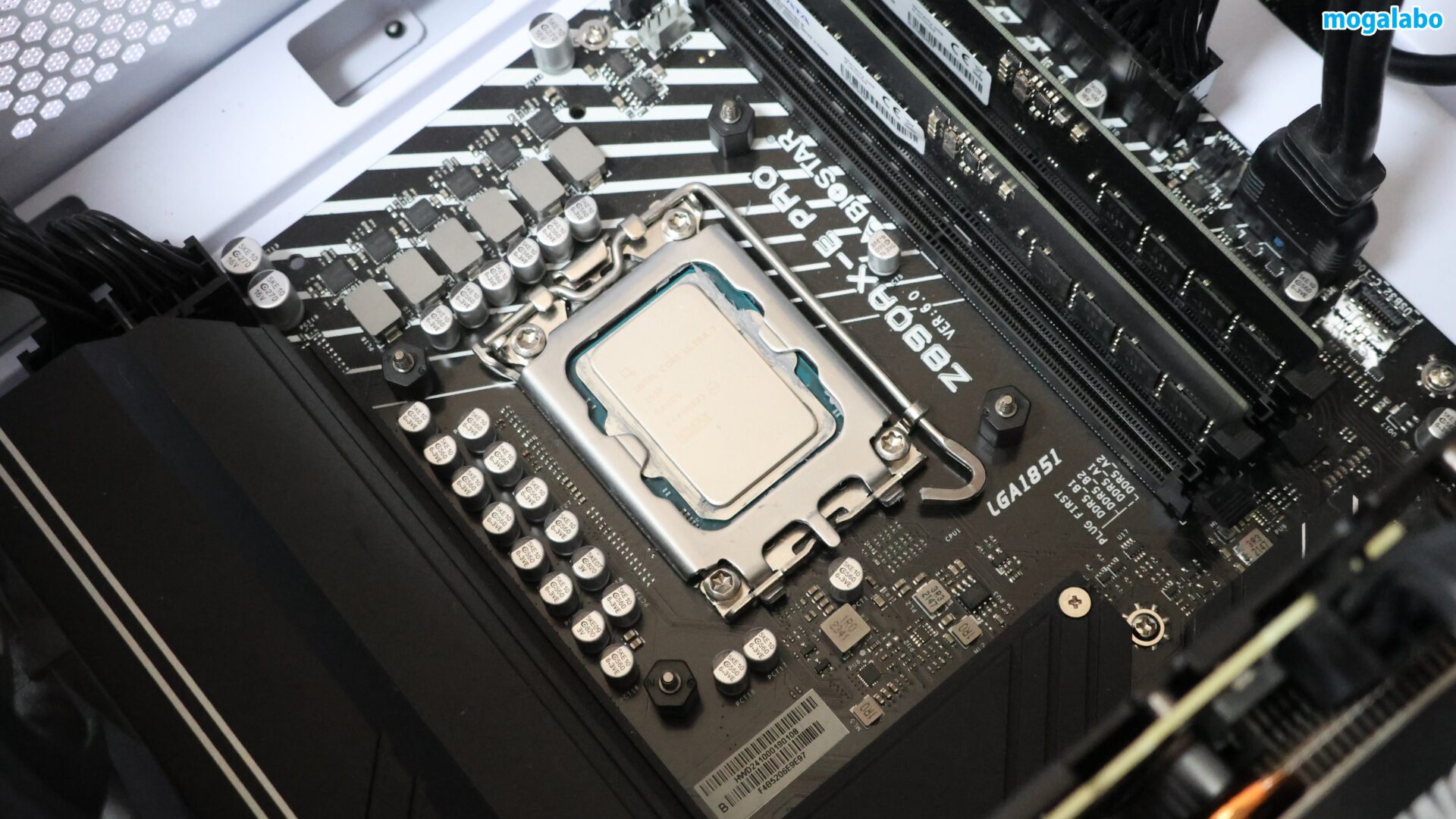 スタンドオフをバックプレートに取り付ける