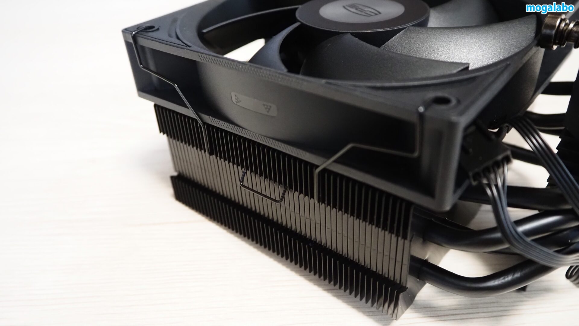 専用のファンクリップを溝に引っ掛ける方式