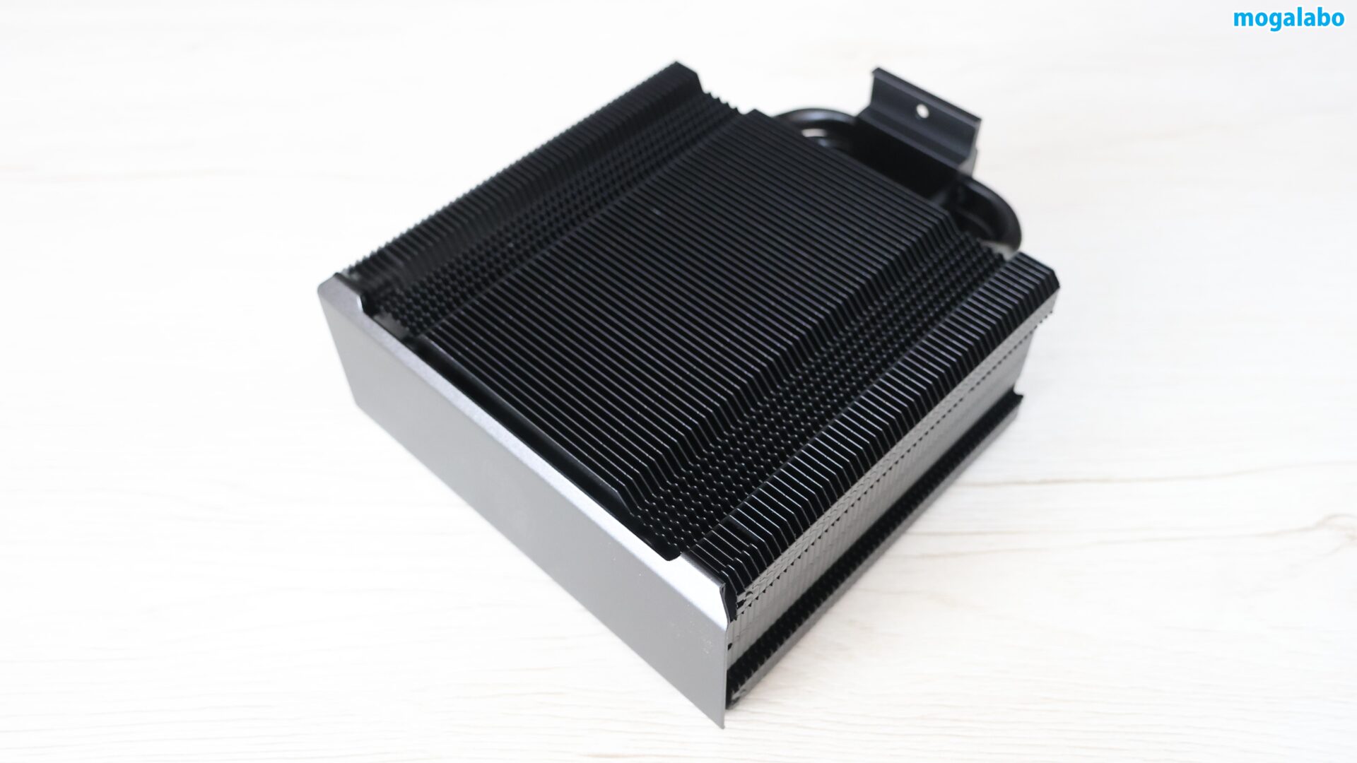 フィンピッチが均一に施された精巧なヒートシンク