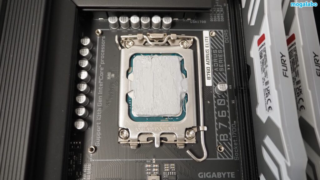 マザーボード背面からLGA1700専用バックプレートをはめこむ