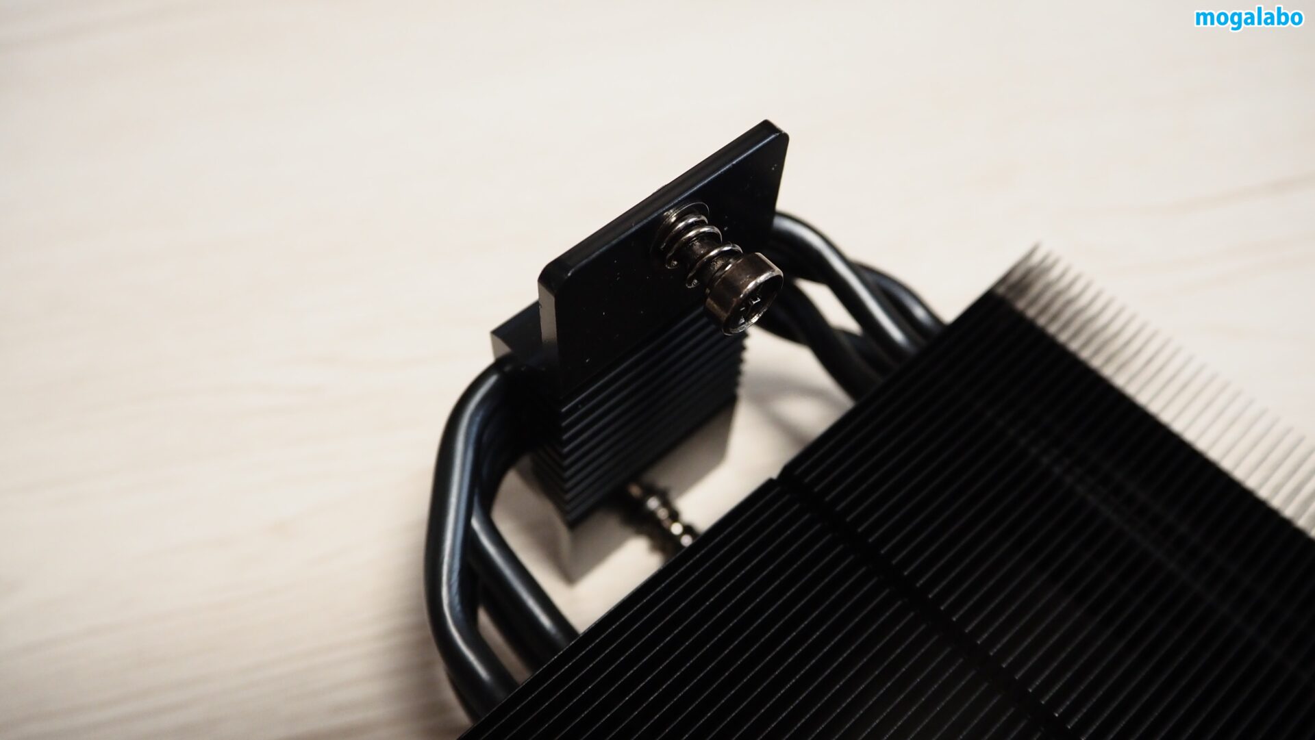 あらかじめ「メタルバー」が装着された状態