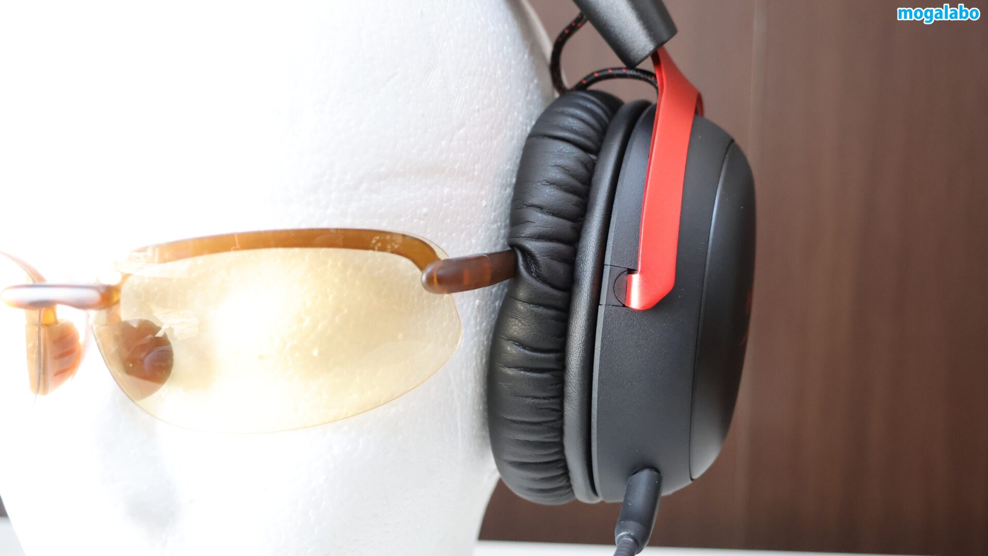 眼鏡をつけたままでも、痛みを感じることはありません