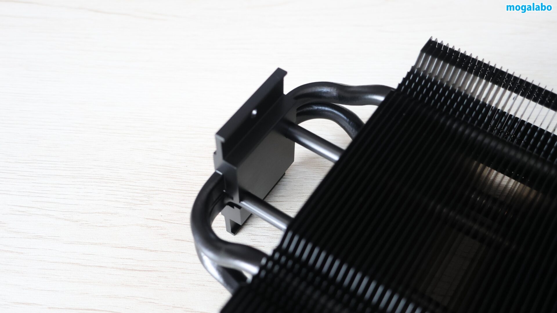 べースプレートに直径6mmのヒートパイプが2本接合