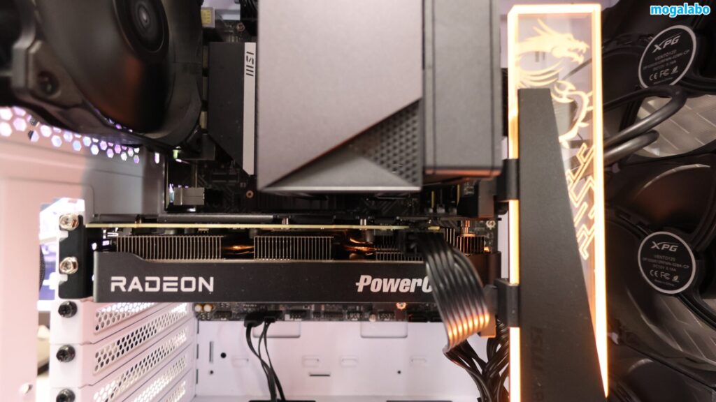 ビデオカードとのクリアランスはそこそこ余裕があり