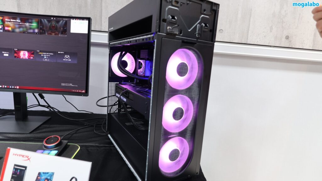 ツールレスで両サイドパネルを外す