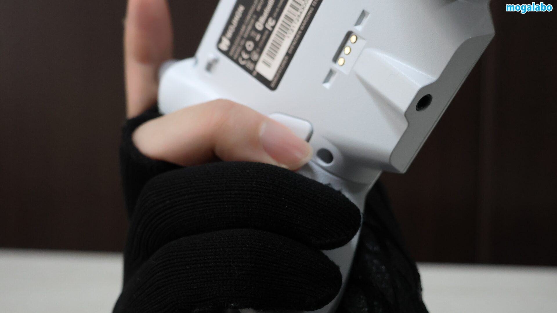 背面ボタンは中指若しくは薬指で自然に操作可能